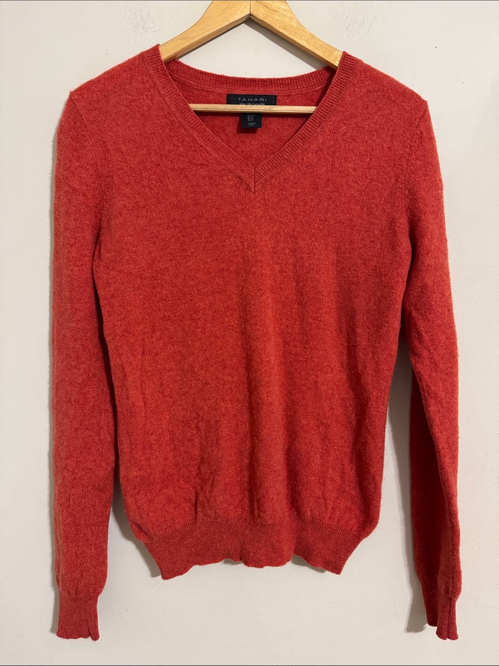 Tahari Women's 2-Ply Cashmere V-neck Sweater Orange size M Fall Minimalist Cozy
